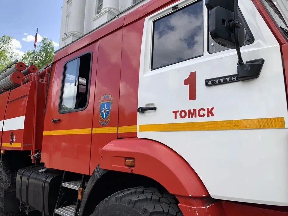 Пожарные нашли тело мужчины во время тушения дома в Томской области.
