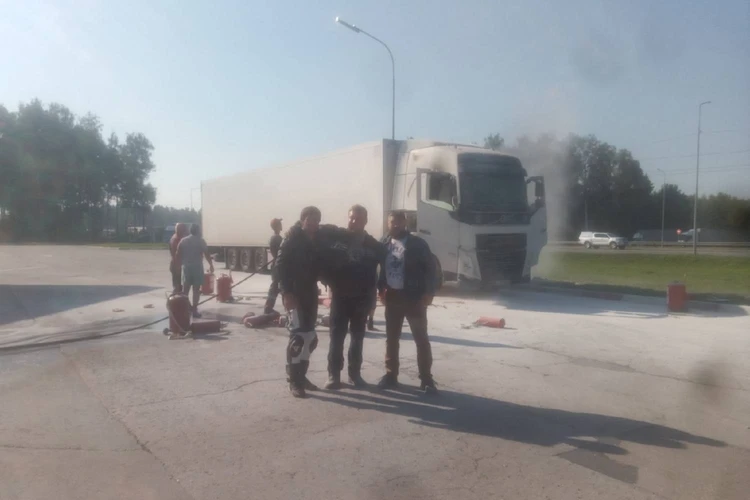 «До последнего в шлеме был, чтобы дым в глаза не попал»: Байкеры потушили горящую фуру на заправке в Нижегородской области