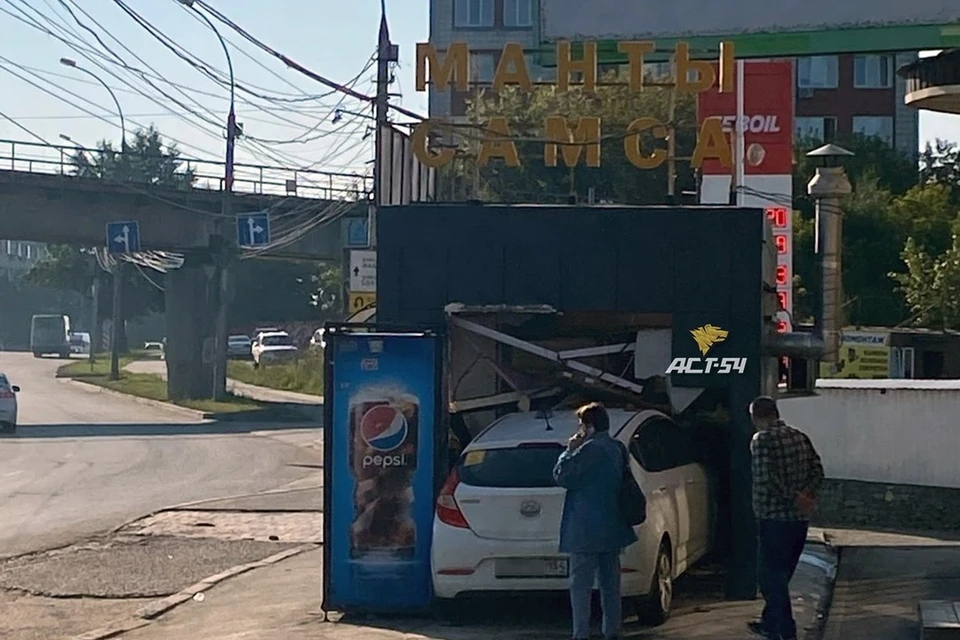 В Новосибирске водитель "Хендай Солярис" сбил продавца в киоске с мантами. Фото: АСТ-54.