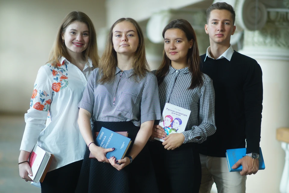 Абитуриенты еще успевают занять бесплатные места