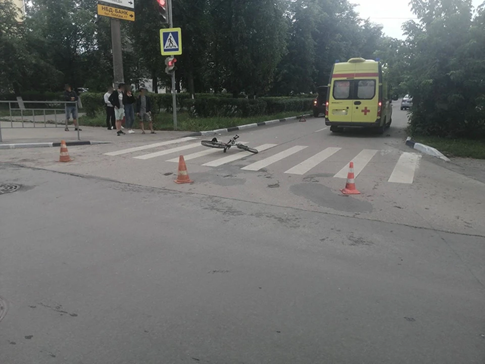 Девушку-велосипедистку сбили на пешеходном переходе в Дзержинске.
