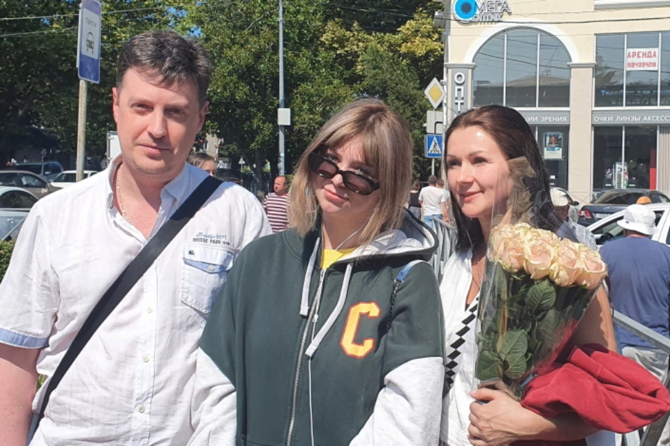 Семье вручили подарки, сертификат на посещение аквапарка и дельфинария, и морскую прогулку. Фото: tuapseregion.ru