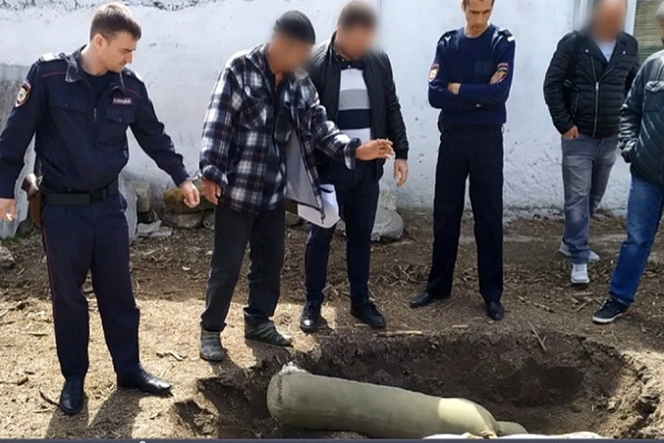 Во время следственных действий пенсионер показал, где закопал тело убитого друга. Фото: Следком по РК и Севастополю