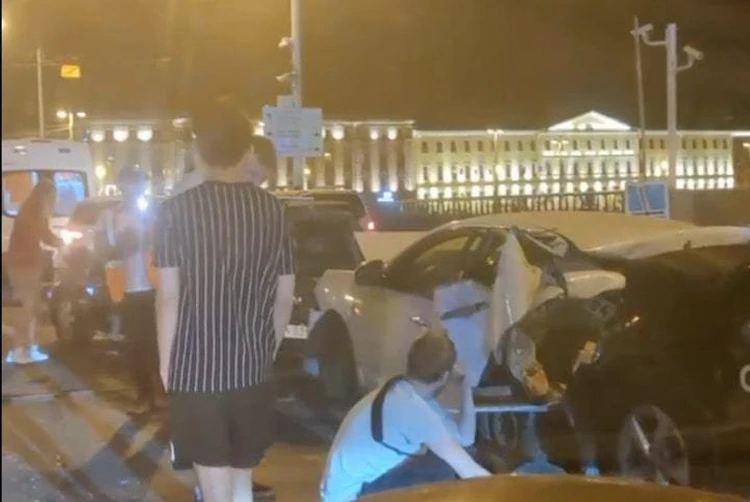 Семь машин в гармошку. Массовая авария с участием скорой помощи заблокировала Тучков мост