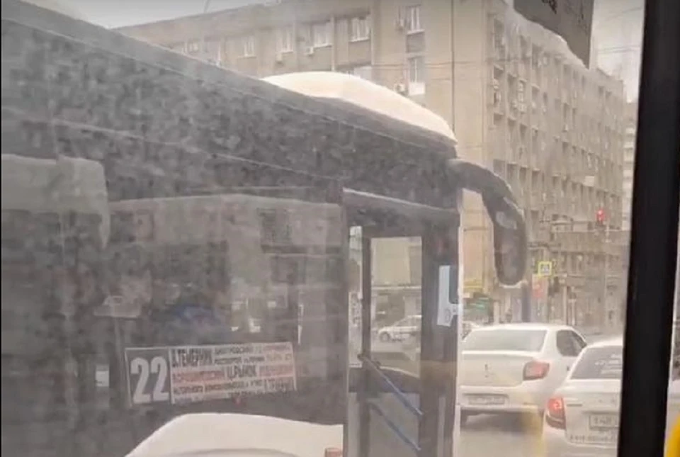 Мужчина с ребенком при выходе из автобуса чуть не получили травмы. Фото: Это Ростов.