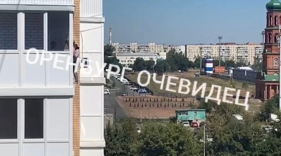 Интересно, а что она держала в руках?