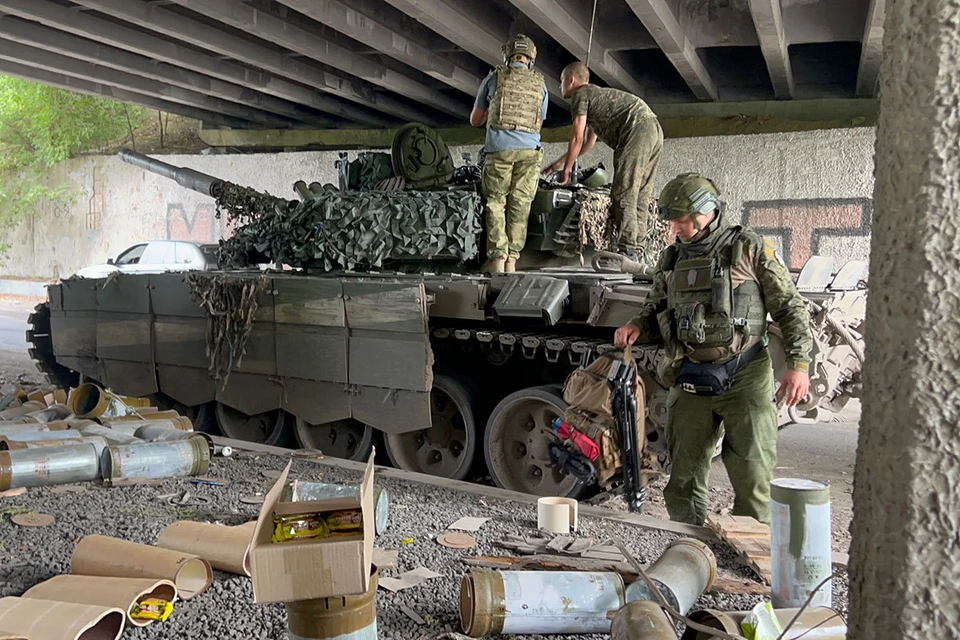 Российские военные вместе с бойцами ДНР и ЛНР полностью взяли под контроль населенный пункт Пески в Донбассе.