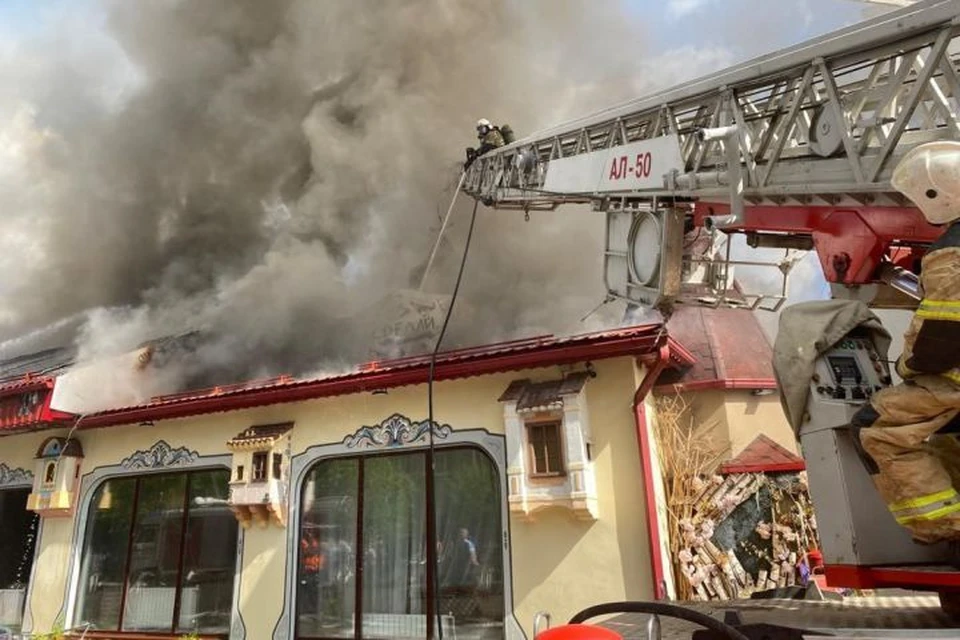 Огнем охвачена крыша здания. Фото: ГУ МЧС по Свердловской области