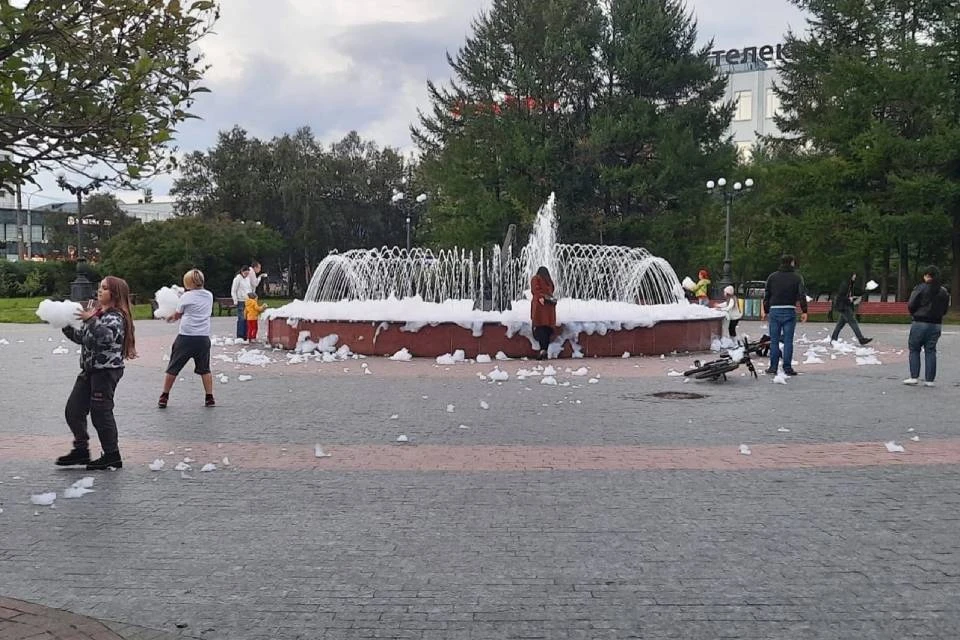 Папа с ребенком устроили пенную вечеринку в центре Мурманска. Фото: vk.com/murmanskgroup