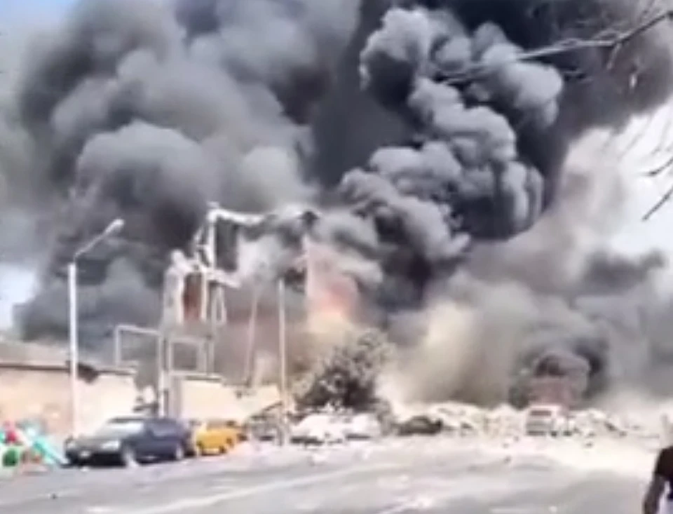 Возможная причина взрыва в ТЦ в Ереване - пожар на складе пиротехники