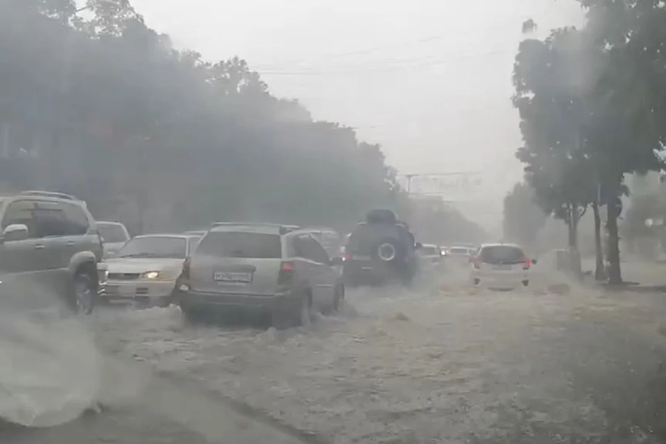 Затопило все: тропический ливень обрушился на Южно-Сахалинск - KP.RU