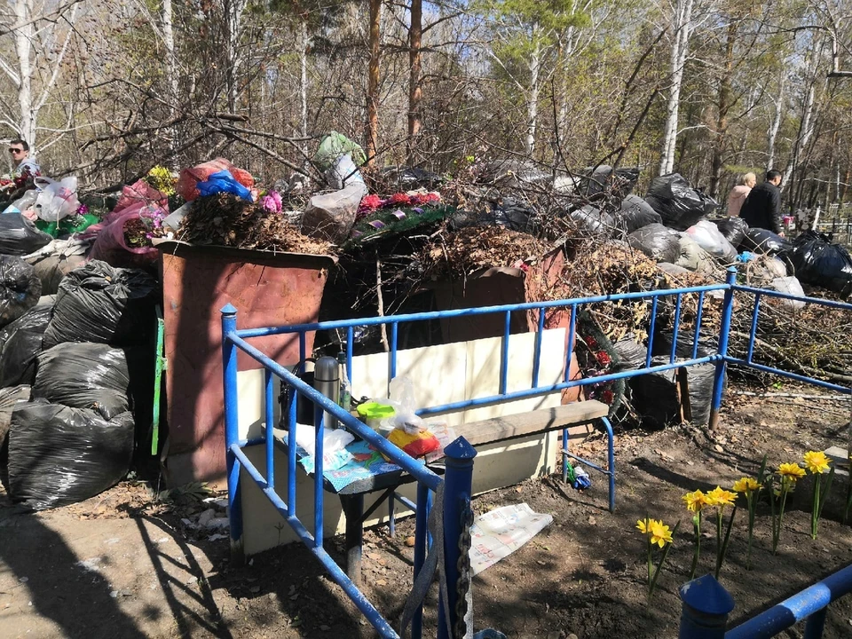 Вот такая ситуация на кладбищах после родительского дня. Фото: "Текслер, помоги!"/vk.com