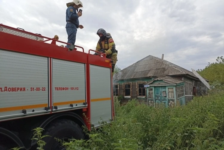 В Курской области во время пожара в жилом доме погибли два человека
