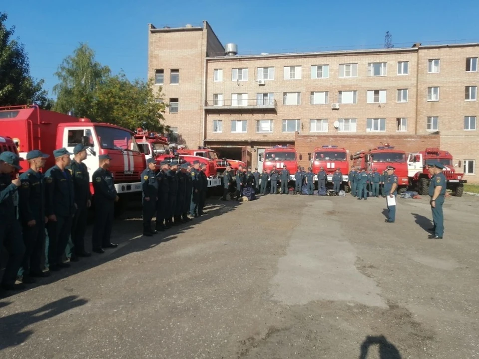 60 человек личного состава и 10 единиц техники МЧС призваны помочь в ликвидации природных пожаров в Рязанской области.