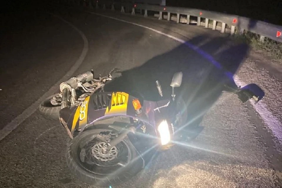 На трассе под Ростовом мотоциклист влетел в отбойник и травмировал ногу. Фото: ГИБДД по РО.