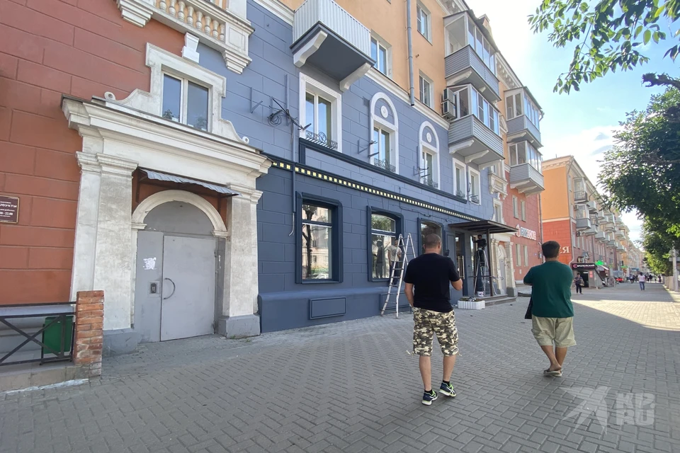Часть фасада дома на Первомайском проспекте просто перекрасили в серо-голубой цвет.