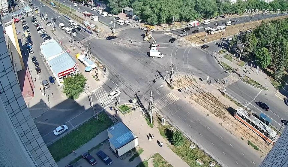 Около ульяновск. Движение по перекрестку. Ульяновск. Виды Ульяновска. Ул Рябикова пересечение с Камышинской.