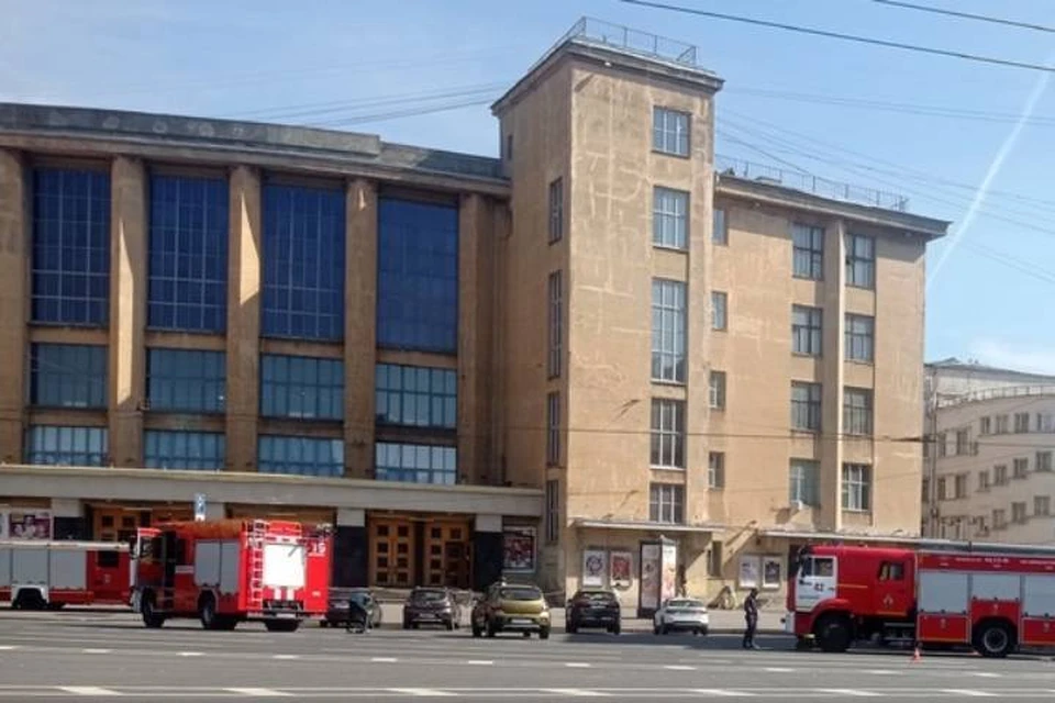 Пожарные съехались к театру на "Нарвской" в Петербурге
