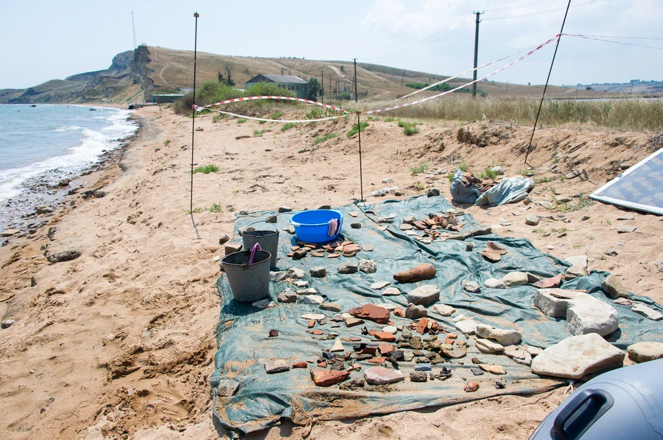 Фрагменты древних амфор и посуды, найденных при раскопках древнего города Акры - Крымской Атлантиды.