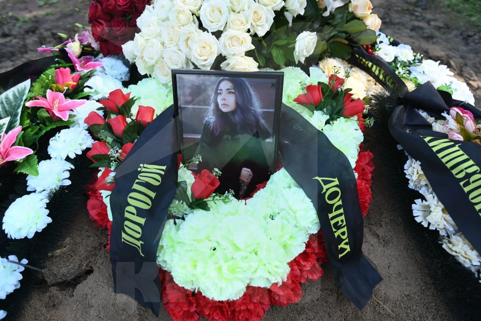 Убитую порноактрису Анастасию Гришман похоронили на Новом Колпинском кладбище в Петербурге.