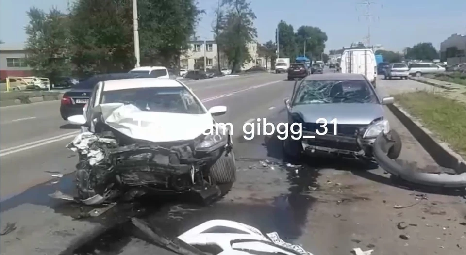 В ДТП на Михайловском шоссе в Белгороде пострадали три человека. фото: телеграм-канал УГИБДД УМВД России по Белгородской области.