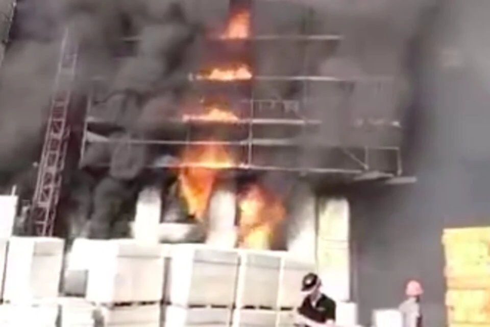 Пожар на стройке. Пожар в вест гарден в москве. Пожар в москве. Пожар в вест гарден в москве. Вест гарден пожар.