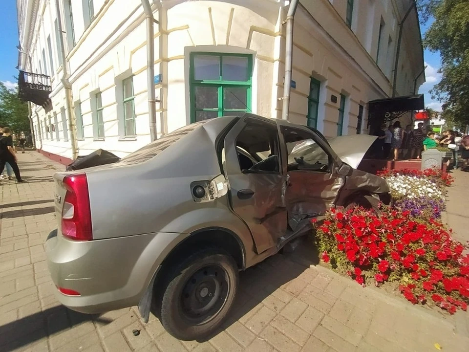 Автомобили получили кузовные повреждения.