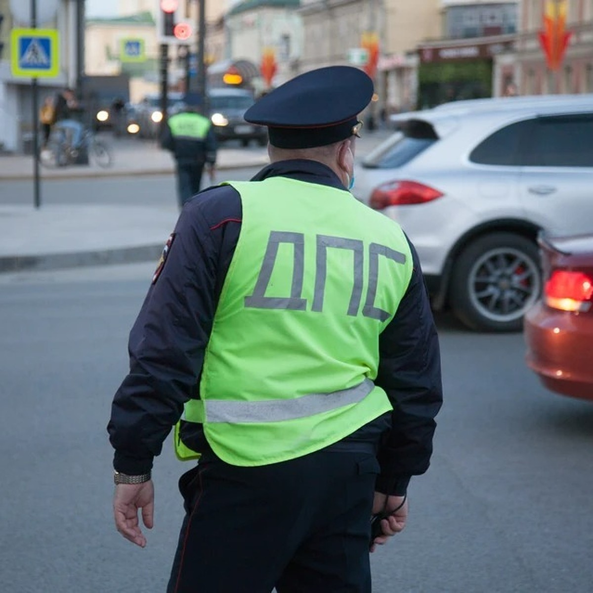 Арест девушки-скандалистки во Владивостоке: разбила полицейский автомобиль  ГИБДД, ударила шваброй, срок ареста в августе 2022 года - KP.RU