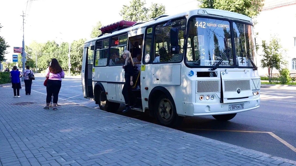 В Северске водитель и кондуктор автобуса спасли жизнь женщине - KP.RU