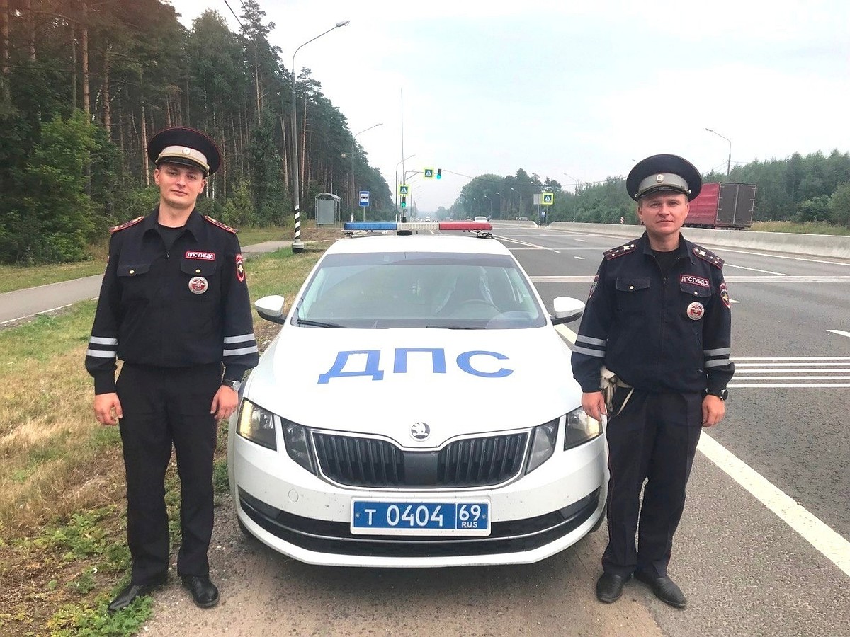 Инспекторы ДПС в патрульной машине доставили в больницу шестилетнюю девочку  в Тверской области - KP.RU