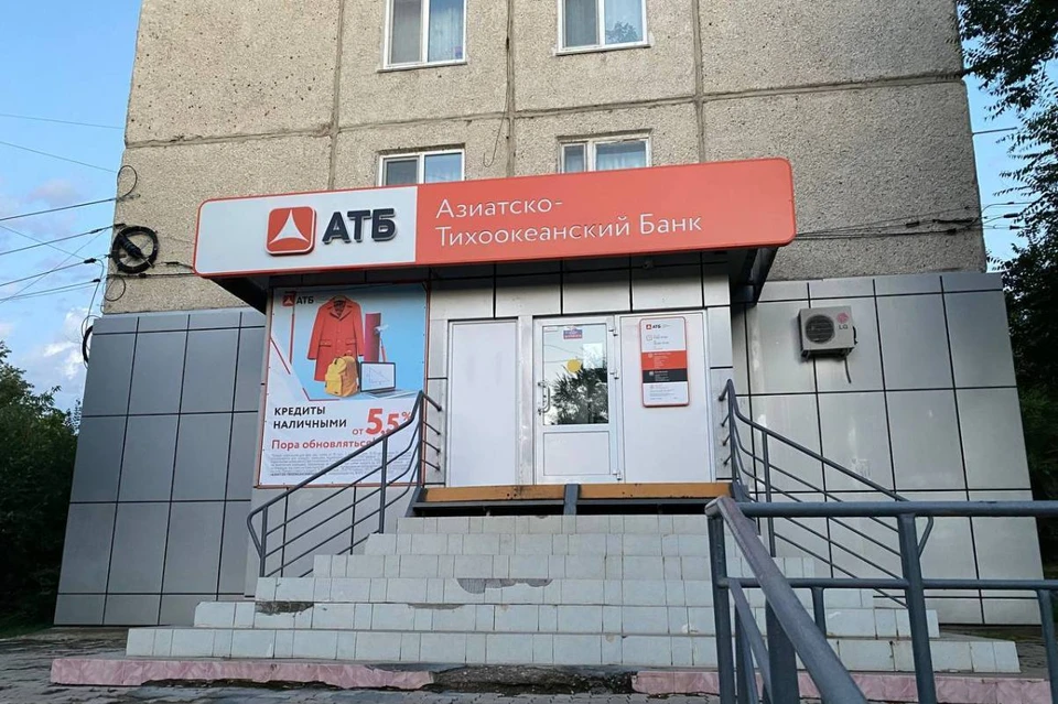 Банк ограбили через проломленный пол Фото: КП-Петербург