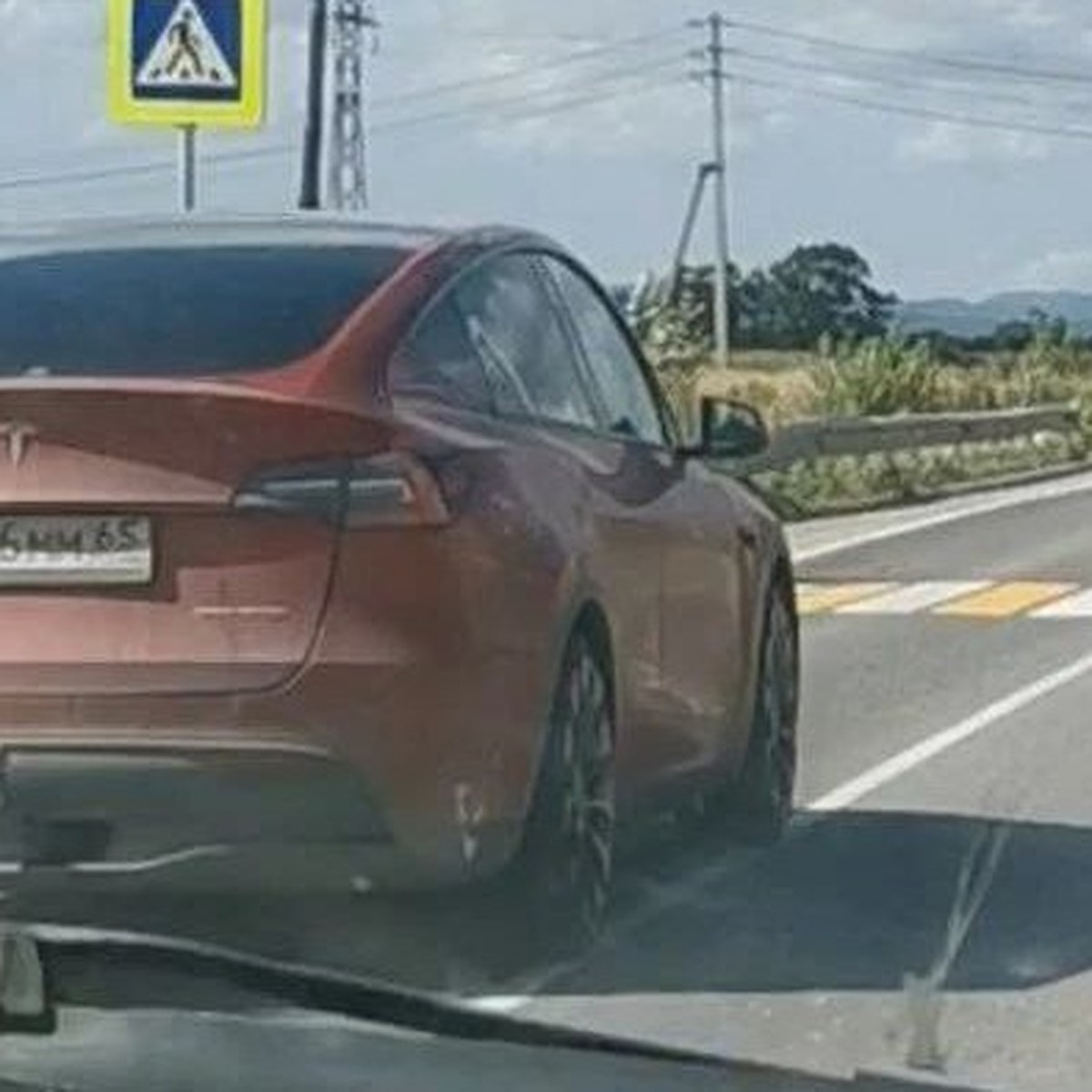 Сахалинцы предлагают лишить прав гонщика за рулем Tesla Model Y - KP.RU