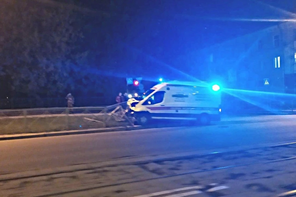 В Калининском районе машина скорой помощи попала в ДТП. Фото: АСТ-54