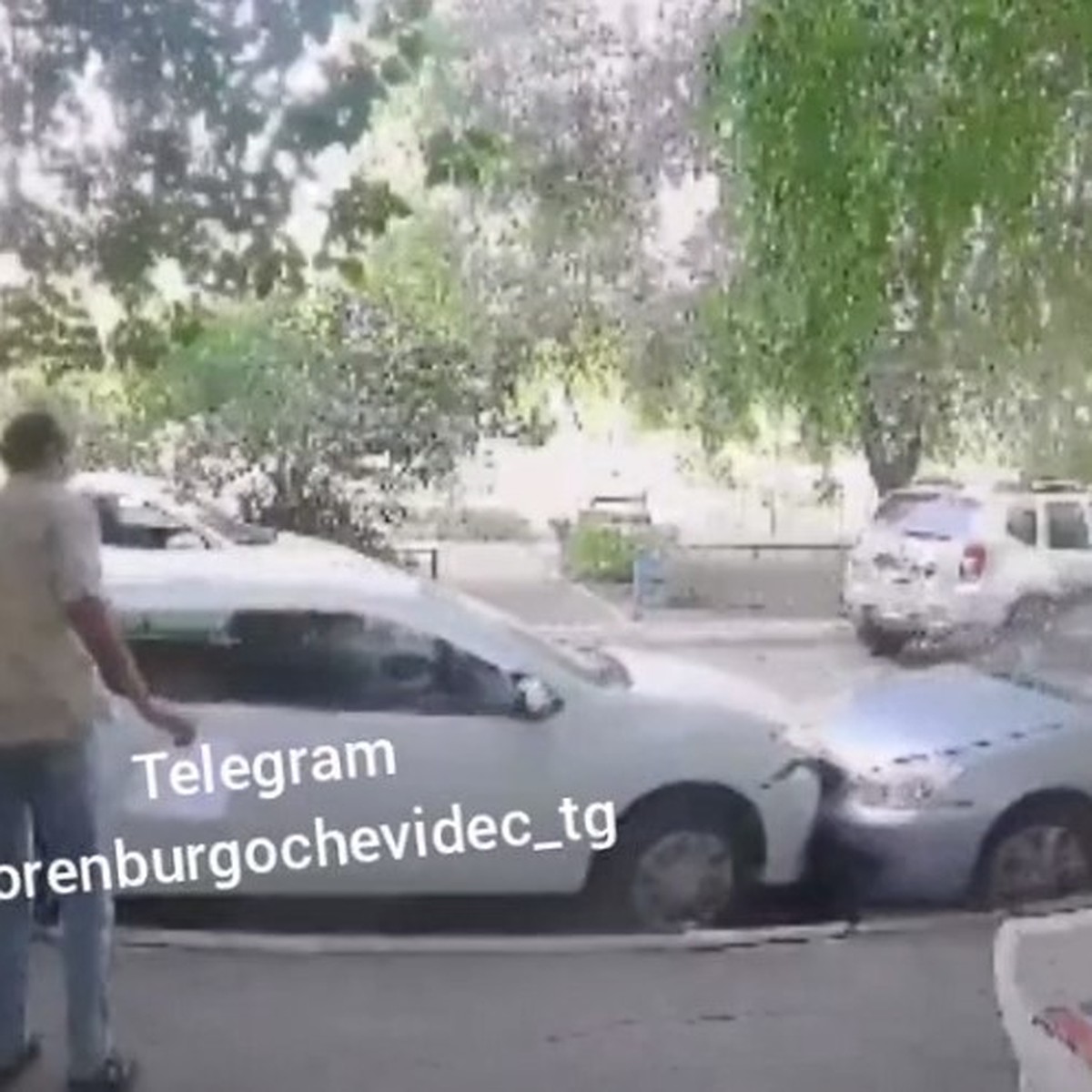 В Оренбурге разъяренная девушка протаранила машину соседа после просьбы  убрать автомобиль - KP.RU