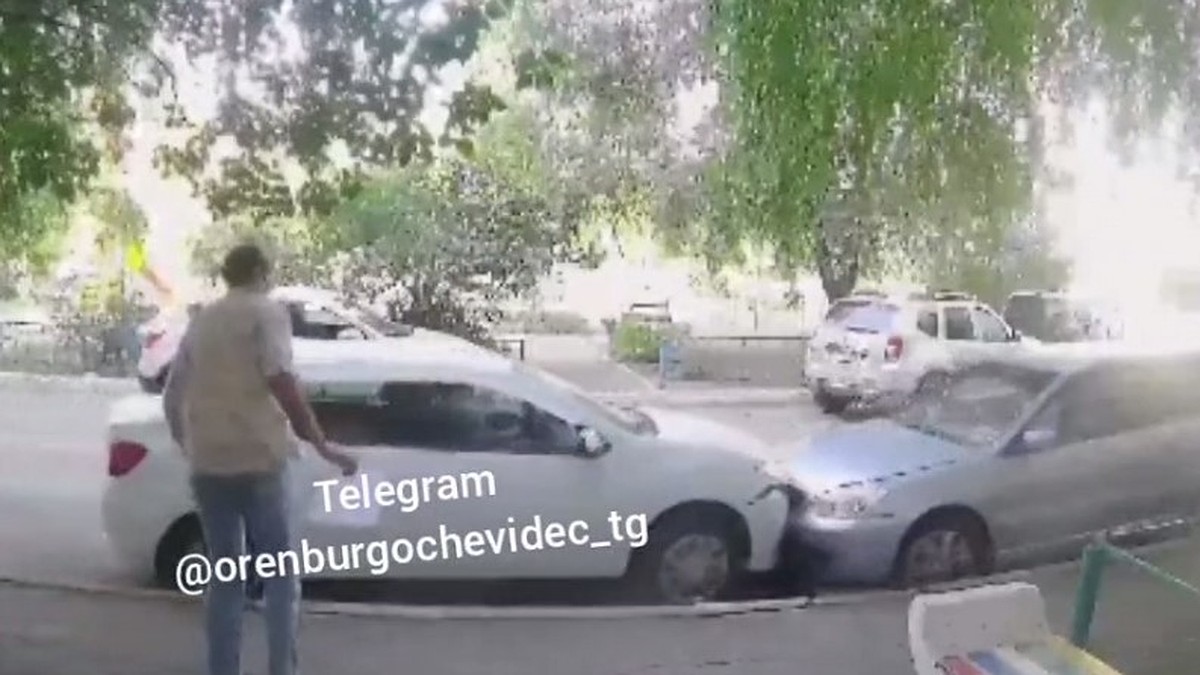 В Оренбурге разъяренная девушка протаранила машину соседа после просьбы  убрать автомобиль - KP.RU