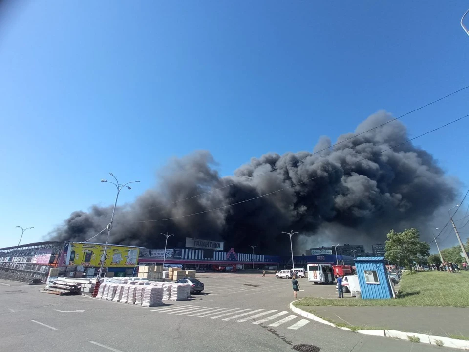 Из-за шквального ветра огонь охватил все торговые площади. Фото: Телеграм мэра Донецка Алексея Кулемзина