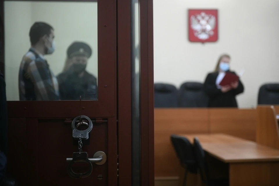 Полицейский из Красноярска запугал должника и забрал его машину