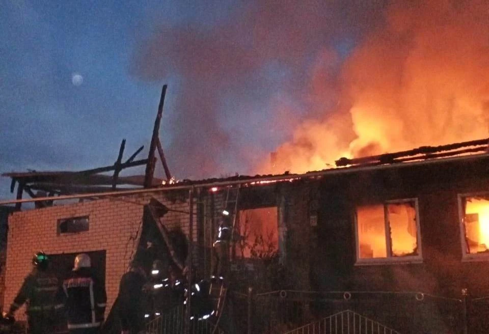 Жилой частный дом и автомобиль сгорели в Выксе вечером 25 августа. Фото: ГУ МЧС России по Нижегородской области