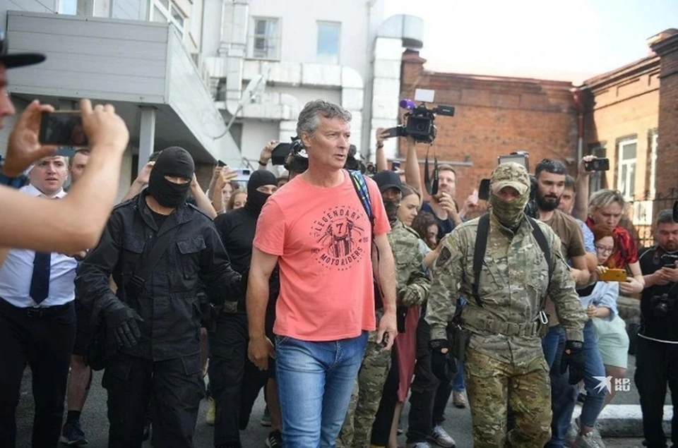 Напомним, политика освободили из зала суда и наложили запрет определенных действий