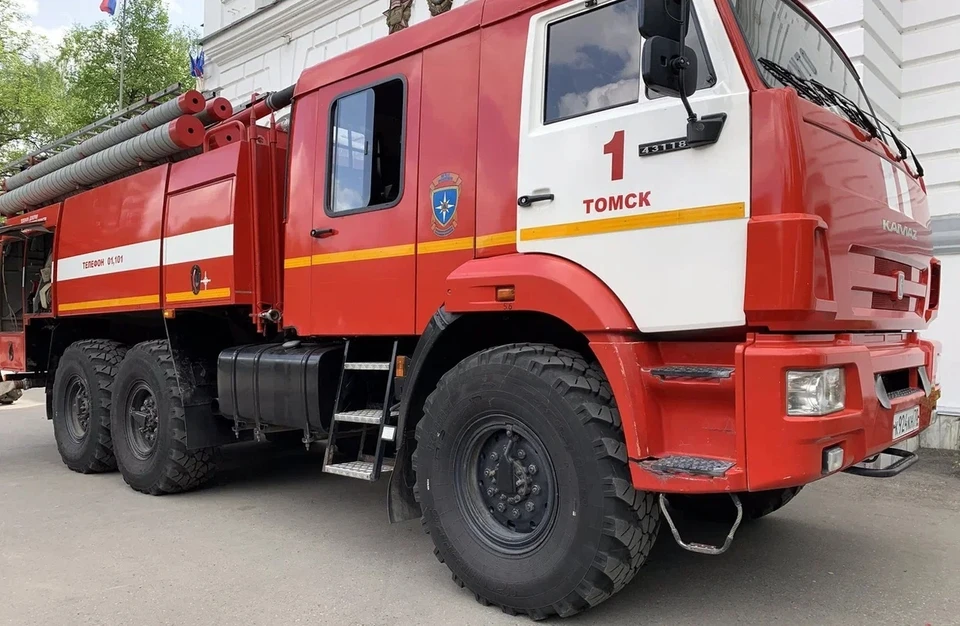 В Томской области в селе Наумовка утром 27 августа загорелась трехкомнатная квартира.