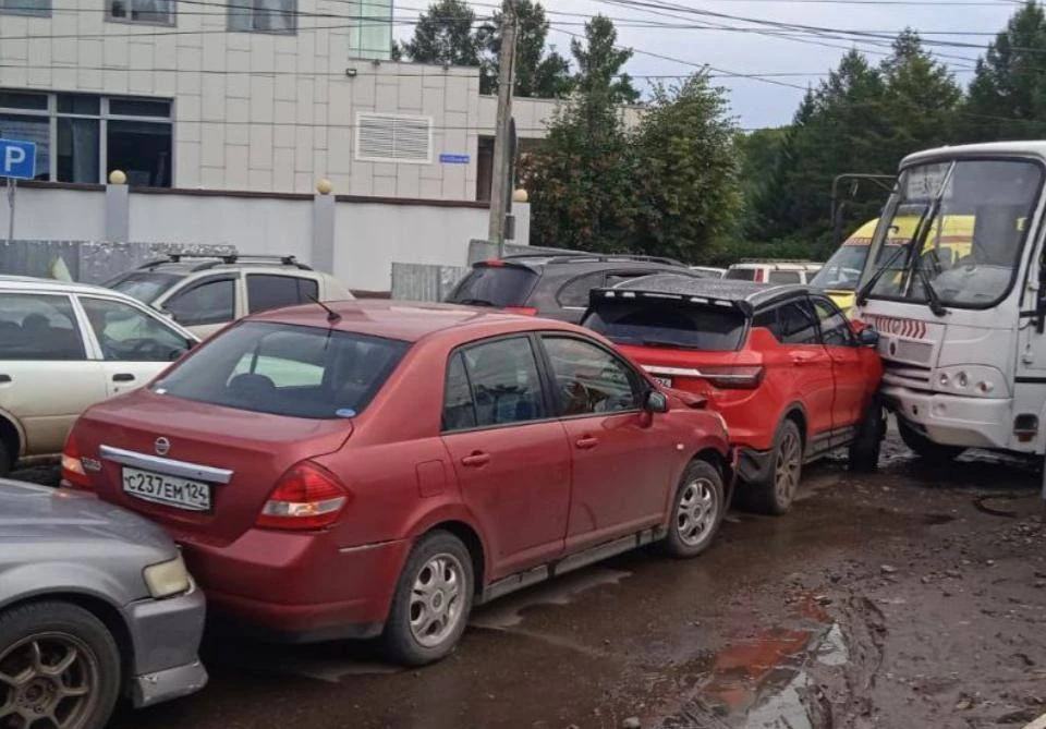 В Красноярске в массовом ДТП с автобусом пострадал ребенок. Фото: МВД по краю