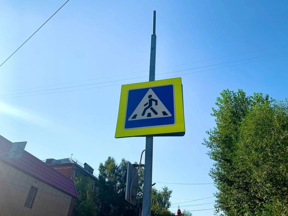 Крошечный дорожный знак у сада Баумана в Москве