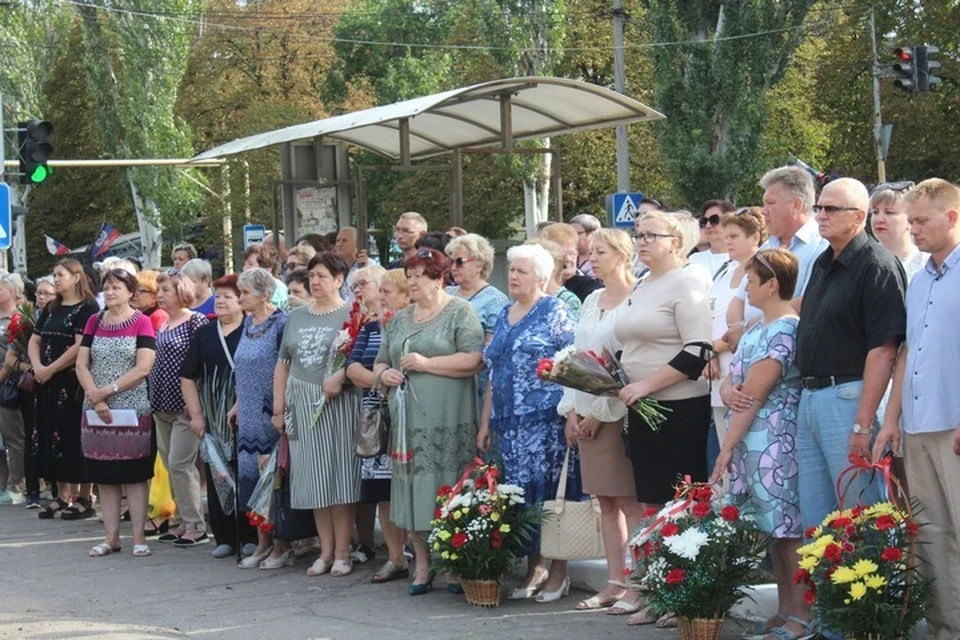 Горожане почтили память погибших шахтеров минутой молчания и возложением цветов к мемориалу. Фото: АГ Шахтерска