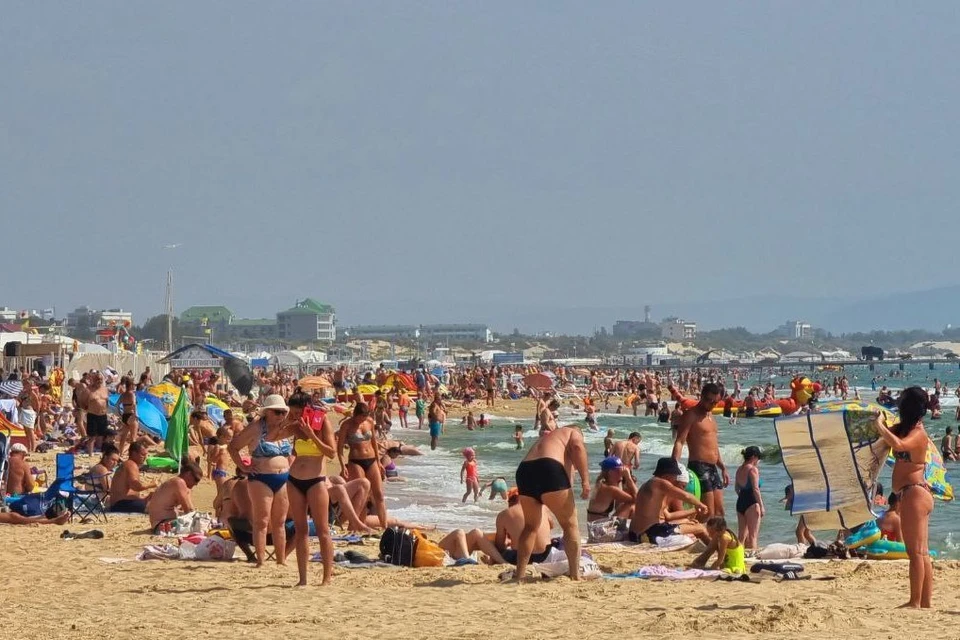 Многие отпускники на пляже проводят весь день. Фото: t.me/MoreOz
