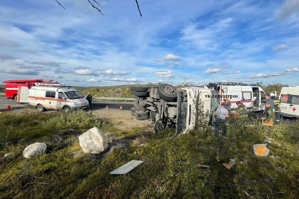 На 1489 километре автодороги Р-21 "Кола" опрокинулся грузовик. Фото: vk.com/szrpso