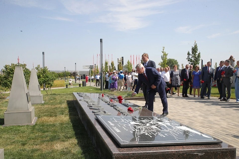 Каждый смог возложить по букету гвоздик и почтить подвиг защитников донской земли. Фото: сайт правительства РО