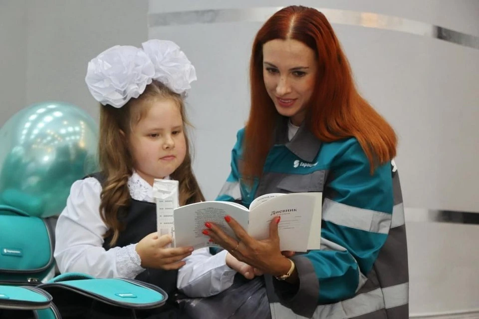 Кристина Леоневская с дочкой Алевтиной собираются на первый звонок с подарками от «Евроцемента». Фото: из личного архива К. Леоневской