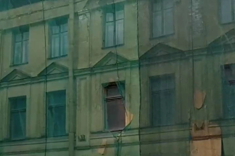 Часть фасада обрушилась с дома на Апраксином переулке в Петербурге
