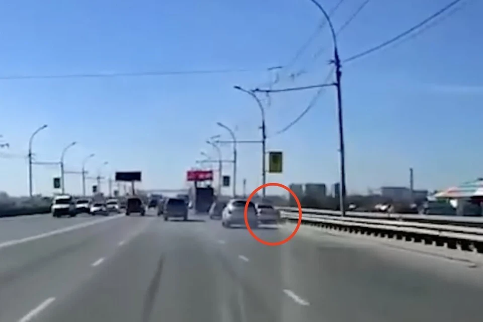 «Тойота» зацепила боком отбойник, сразу вырулила и встроилась в поток машин. Фото: кадр из видео