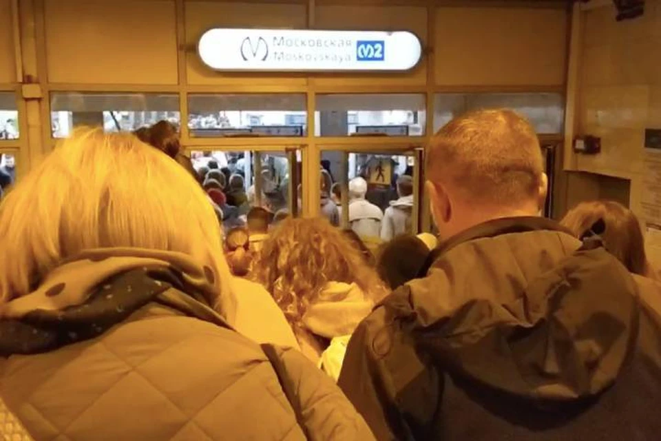 Толпа людей создала коллапс на станции метро «Московская» в Петербурге